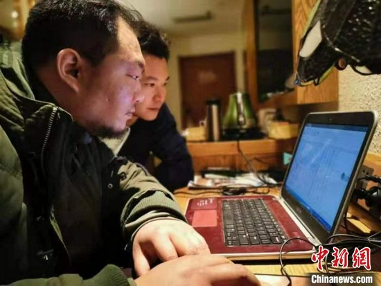 工作中的李纪。 绵阳市公安局供图