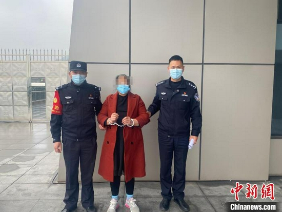 永康火车站派出所民警抓获了四川籍犯罪嫌疑人肖某。　郭庆辉　摄