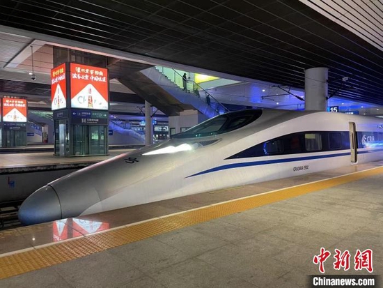 復興號動車組列車停靠站臺。(資料圖) 中國鐵路成都局集團有限公司供圖
