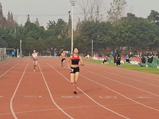 9年级1班唐雅俐同学在女子乙组400米比赛中获全市第四名