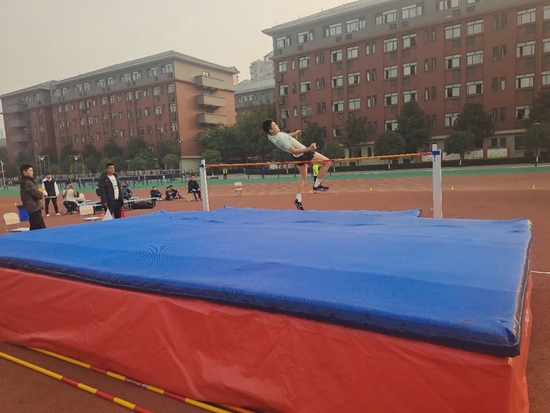8年级19班王寅州同学在男子丙组跳高中获全市第一名