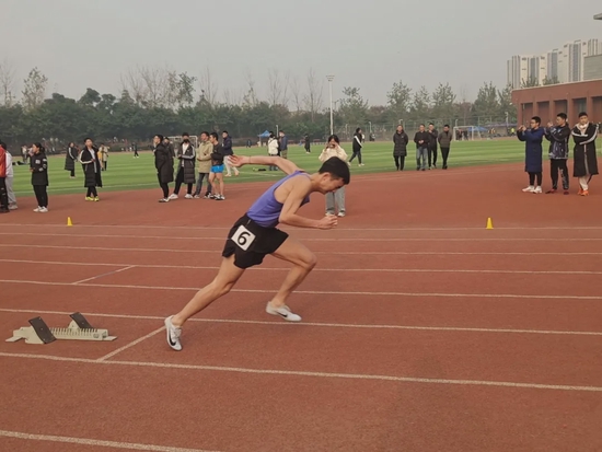 9年级18班罗昊天同学在男子乙组400米比赛中获全市第一名