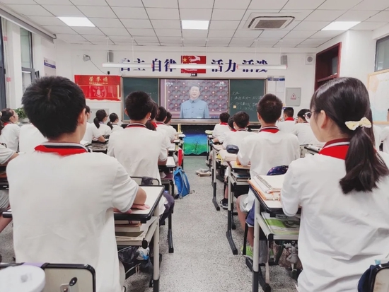 师生踊跃收看建党百年庆祝大会