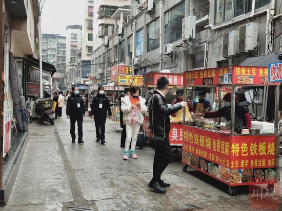 大英縣蜀西四路便民點,執法人員正在巡邏。