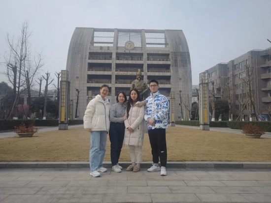 竞赛教练(从左至右):向美林、曾华兰、马川、姚春良