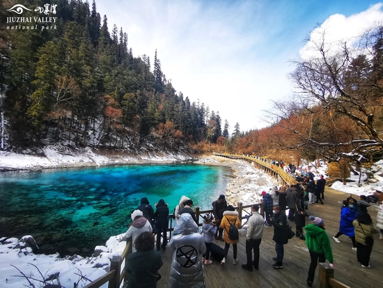 游客在九寨沟度假。（景区供图）