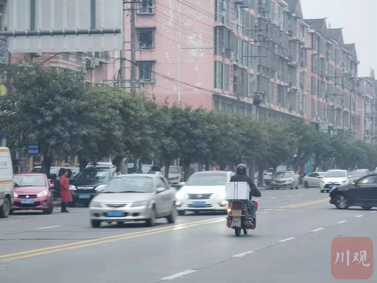 街头的摩托车。四川在线资料图 摄影：祖明远