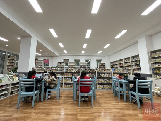 高新区锦晖小学学生在光环境提升工程后的阅览室阅读。