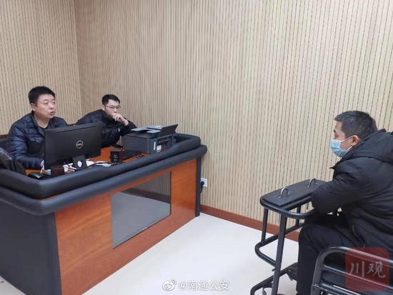 專案組民警在對犯罪嫌疑人進行訊問。