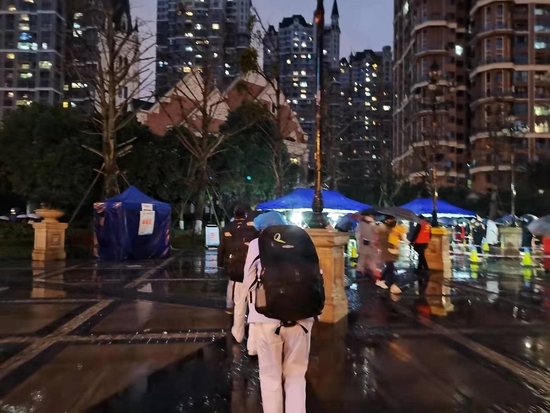 医护人员风雨无阻地忙碌着