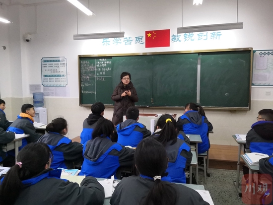 王晓梅代表给学生上课