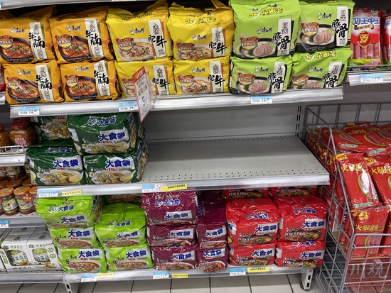 超市货架上酸菜制品被清空。
