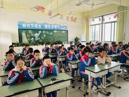 同学们在做眼保健操