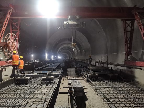 邓家湾隧道无砟轨道建设施工现场。鲁智勇供图