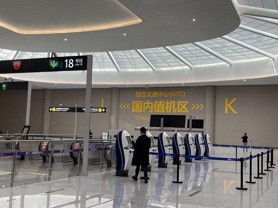 在天府機場航站樓地鐵站換乘大廳可值機。