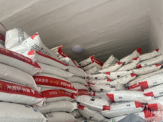 雅安雨城供銷惠農農業服務有限公司林口村站點會議室堆放的化肥。