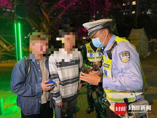 交警对违法人员进行处罚教育