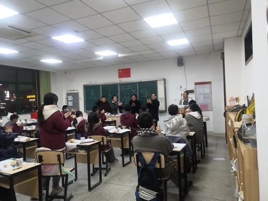 给师生送牛奶面包