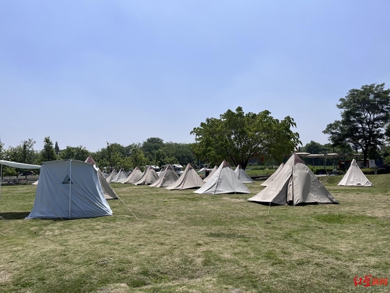 　微光营地的帐篷