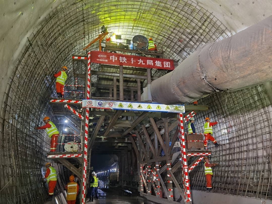 跃龙门隧道洞内施工