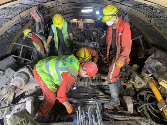 中铁十八局工人正在乐西高速大凉山1号隧道内检查设备（资料图片）
