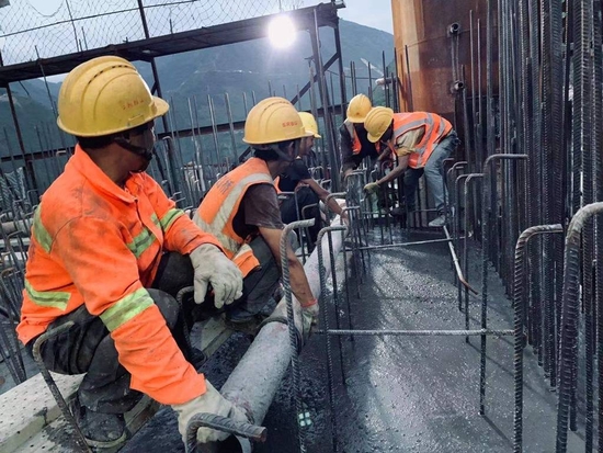 金阳县三峡连心桥建设过程中的施工现场