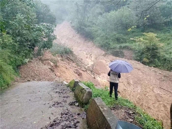 达州地灾驻守技术支撑单位专家对地灾隐患开展巡查。