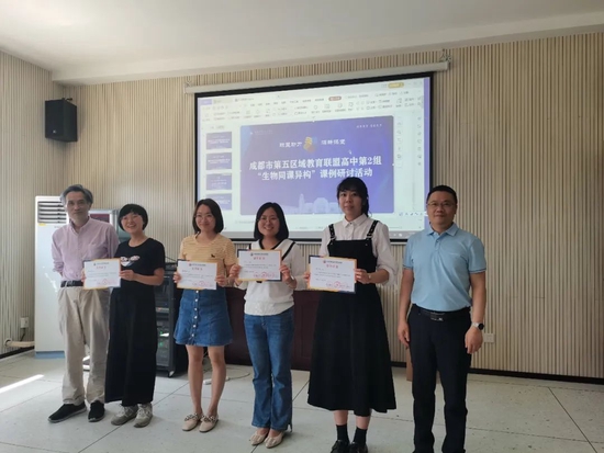 杨关键副校长和乐天老师为授课教师颁发证书