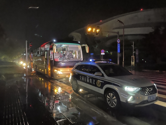 四川：雨夜紧急运输，“护送”216名医护人员支援广安