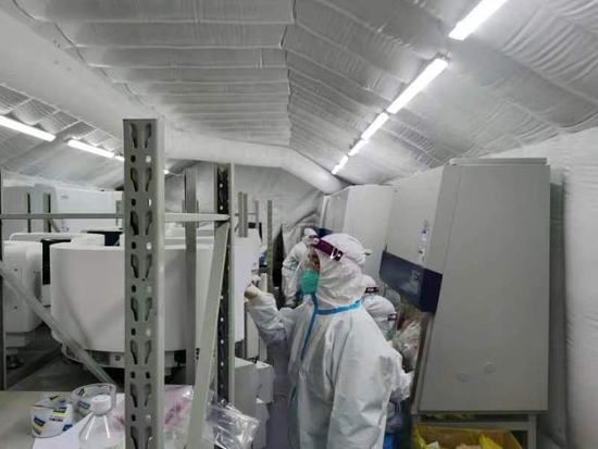 医护人员正在核酸检测装备气膜检测舱工作。省卫健委供图