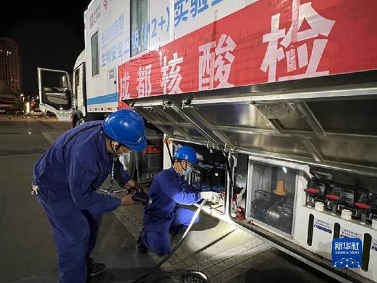 5月14日，国网广安供电公司党员突击队为移动方舱检测车提供紧急接电服务。（受访者供图）