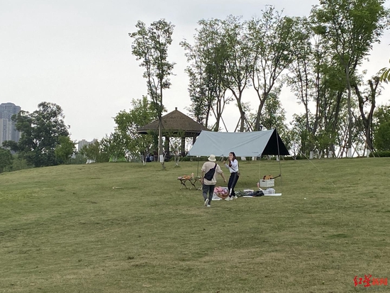 ▲北湖生态公园内搭帐篷的市民