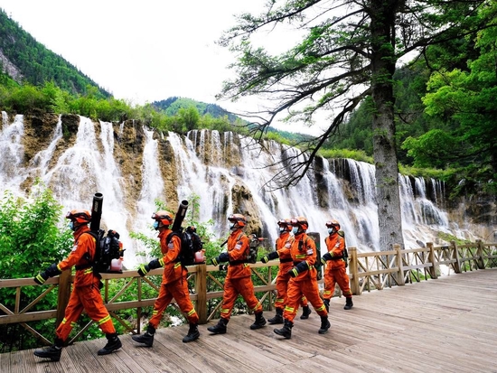 穿梭在九寨沟景区。四川森林消防供图