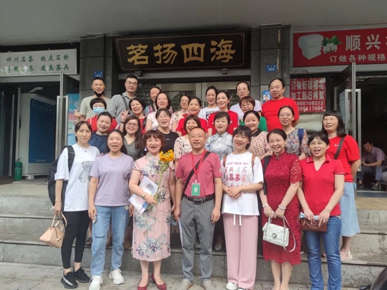 邓老师(第一排右三)今年带了两个班,一个文科班、一个理科班,刚送完文科班,她从树德协进赶到树德宁夏考点,只为赶上最后一刻送理科班学子进考场:“都要抱一抱,毕竟我教了三年,给学生力量。” ▲