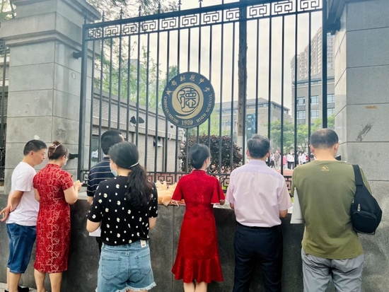 “即使隔着围栏,我也要再看你一眼”,人生的重大时刻,父母永远在你身后▲
