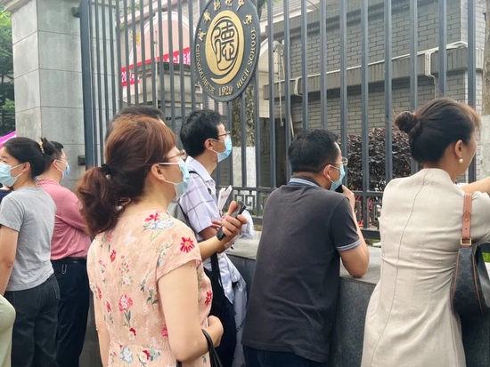 “所谓父母子女一场,不过意味着,你和他的缘分就是今生今世不断的在目送他的背影渐行渐远。” ▲