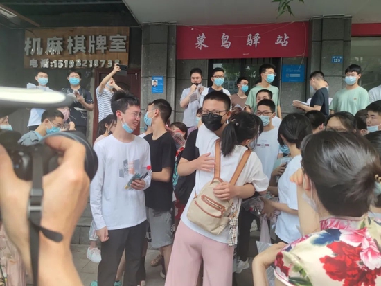 树德中学考场外,老师和每位学生拥抱加油打气▲