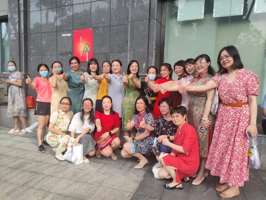 围观家长:感觉他们像是来过节的▲