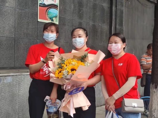 因为孩子喜欢仪式感,妈妈、干妈、姨妈组团来送考,衣服上分别写着:金榜题名、为梦想而战▲