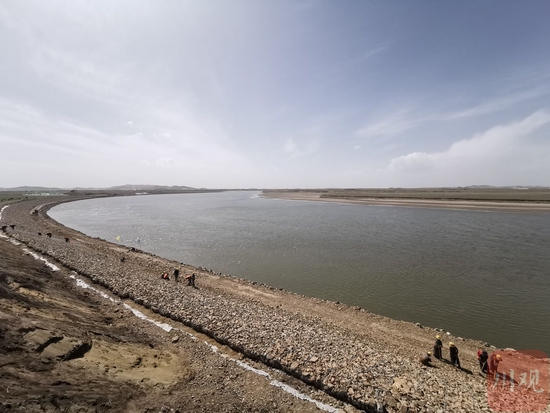 黄河在若尔盖县洛华村形成了一道美丽的河湾，河的对面就是甘肃省玛曲县。