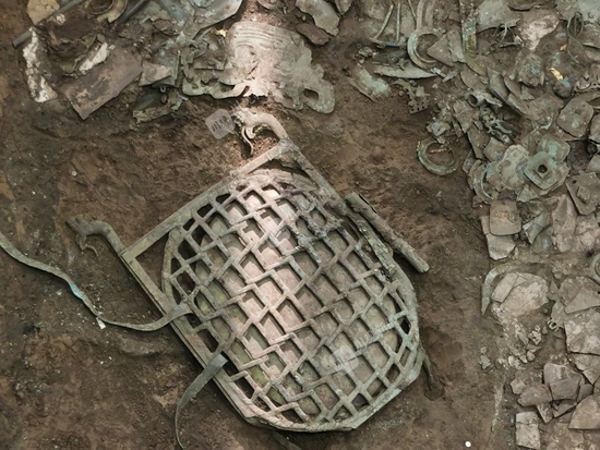 龟背形网格状青铜器。