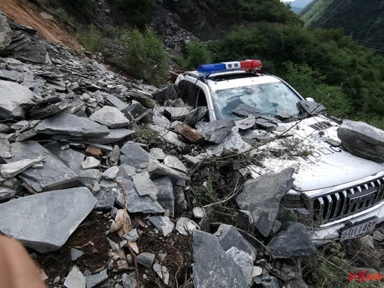 警車被石頭砸壞