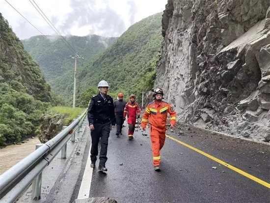 沙尔宗专职消防救援站一行9人组建前突小队，徒步赶赴震中草登乡政府。