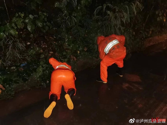 ↑泸州暴雨抢险 图据“泸州应急”