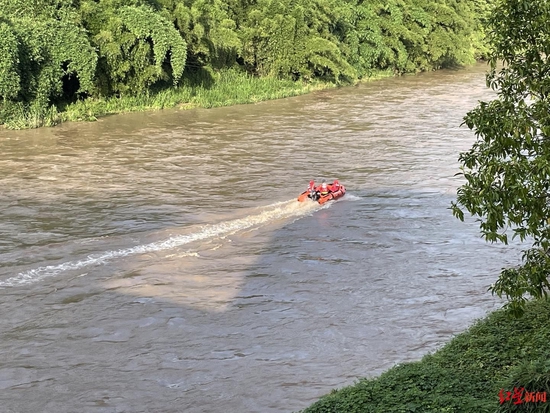 救援人员正在沿河搜救