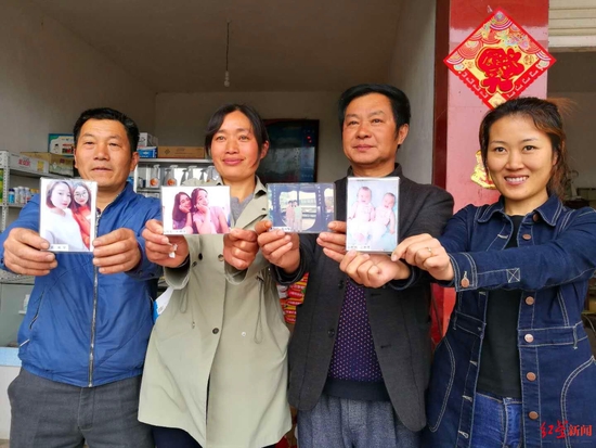 瞿林（右二）、李玉霞（左二）、袁兴林（左一）、黄文娟（右一）拿着双胞胎女儿的照片 摄于2018年