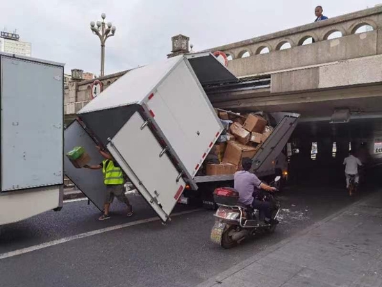 ↑货车被“卡”在隧道入口