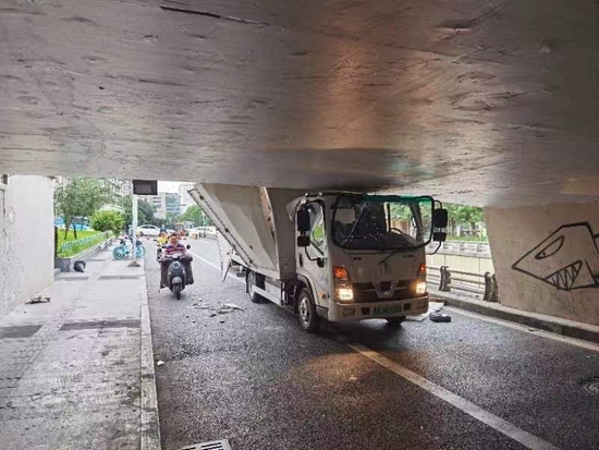 ↑货车被“卡”在隧道入口