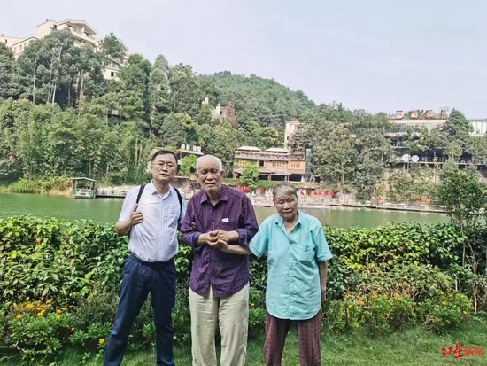贾钰铭（左）和父母