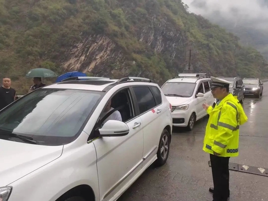 交警正在勸返車輛。